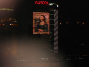 Aurora auf Chinesische: Mona Lisa lässt ihr Lächeln über Shanghai aufgehen