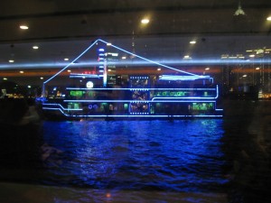 Ausblick auf Nachbarboot auf dem Huangpu Fluss bei After-Opening-Party