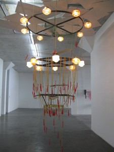 Installation mit Goldfischen im untersten Ring, "Chinadorm" Eastlink Gallery