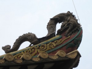 In die Ecke verbissen, Drachenschmuck in Guangzhouer Tempel