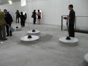 Lautsprecher und Trommel-Installation des Künstlerprojekts "New in coming", bei dem auch ein dtsch. Künstler nach Qinghai ging, um vor Ort zu arbeiten