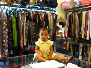 Unverkäufliches Kleinkind auf Ladentisch in Guangzhou
